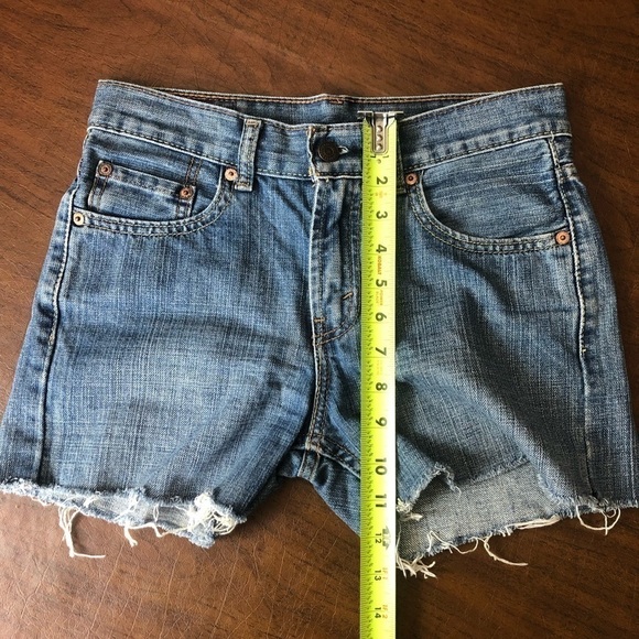 Levi’s 550 Size 26W Relax Fit Women’s Cutoff Shorts Denim Raw Hem - Picture 7 of 9